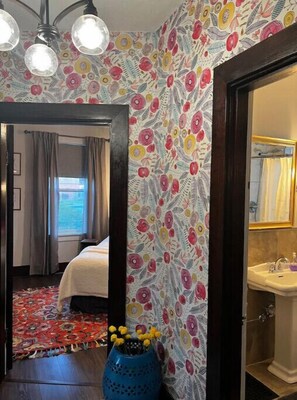 3 habitaciones, escritorio y tabla de planchar con plancha 