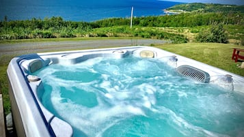 Bañera de hidromasaje al aire libre