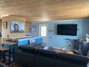 Älytelevisio, pöytätennispöytä, kirjoja