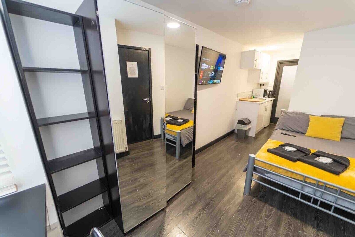 Stylish studio near QE and UOB!