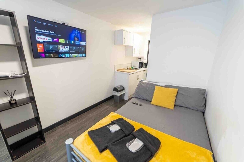 Stylish studio near QE and UOB!
