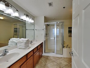 Apartamento, varias camas, bañera de hidromasaje, vistas al mar (#1910 - No Pets Allowed) | Baño | Artículos de higiene personal gratuitos, toallas y papel higiénico