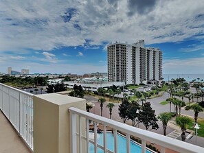 Appartement, Meerdere bedden, balkon, uitzicht op zwembad (#510 - No Pets) | Terrein van de accommodatie