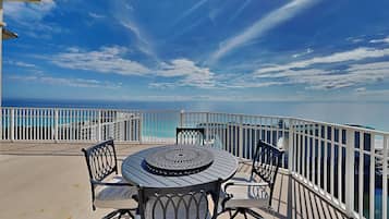 Kondominium (3 Bedrooms) | Bagian depan properti