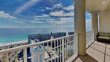 Condo (3 Bedrooms) | Property amenity