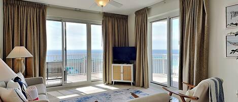 Apartment, Mehrere Betten, Whirlpool, Meerblick (#1910 - No Pets Allowed) | Wohnbereich | 40-Zoll-Flachbildfernseher mit Digitalempfang, Fernseher