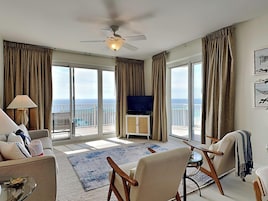 Apartamento, varias camas, bañera de hidromasaje, vistas al mar (#1910 - No Pets Allowed) | Zona de estar | Televisión de pantalla plana de 40 pulgadas con canales digitales