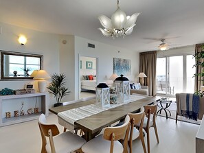 Apartamento, varias camas, bañera de hidromasaje, vistas al mar (#1910 - No Pets Allowed) | Cocina privada | Frigorífico, microondas, horno y placa de cocina