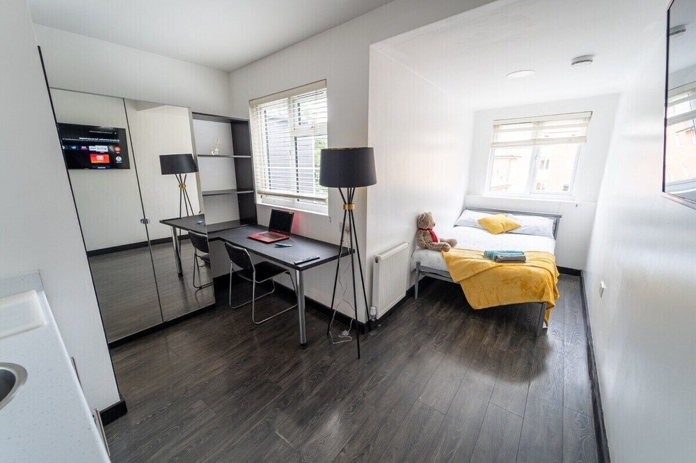Stunning studio next to UOB and restaurants!