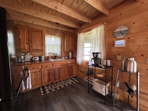 Fridge, microwave, oven, stovetop - Cabin directly across from Kinzua Lake & Onoville Marina (Frewsburg)