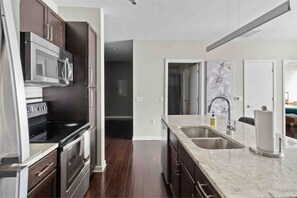 Private kitchen - Luxury High-Rise 800 sqft with views and sky pool (Dallas)