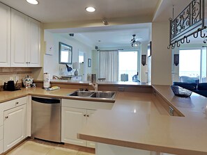 شقة - عدة أسرّة - بشرفة - بمنظر للمحيط (1222 West - No Pets Allowed) | مطبخ خاص | ثلاجة، ميكروويف، فرن، موقد طهي مسطح