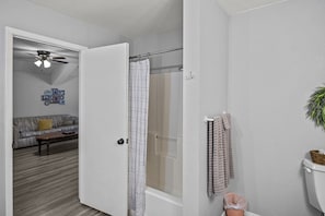 Suite | Free WiFi, bed sheets