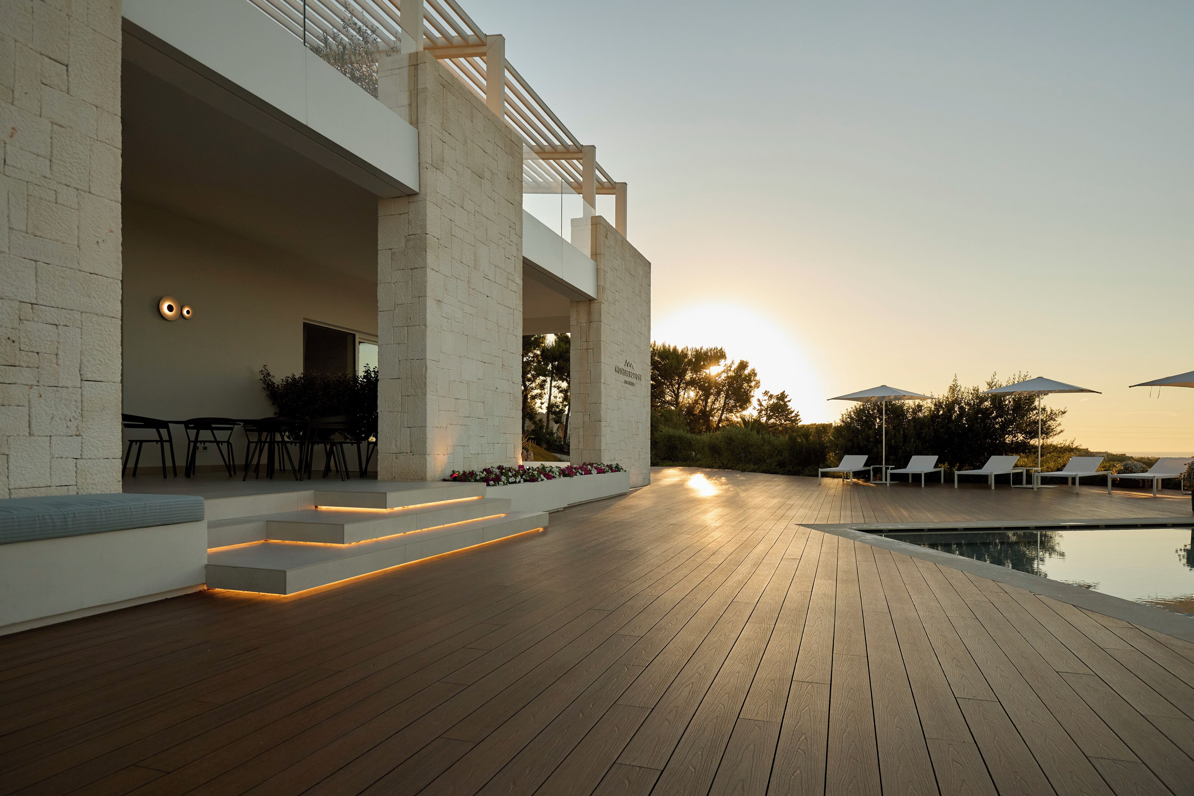 Außenpool (je nach Saison geöffnet), Sonnenschirme, Liegestühle