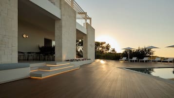 Außenpool (je nach Saison geöffnet), Sonnenschirme, Liegestühle