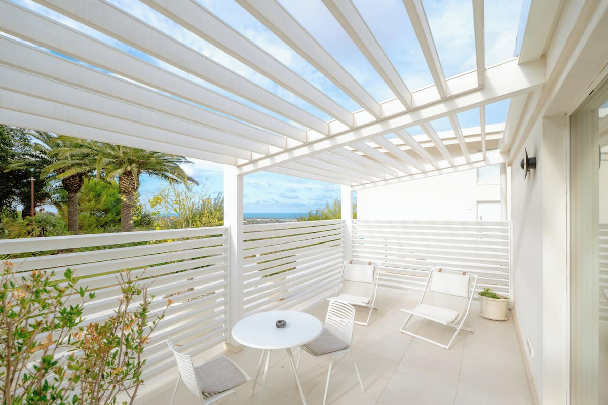Appartement Classique, vue partielle sur la mer | Terrasse/Patio