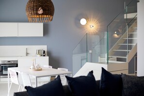 Deluxe-Apartment, Mehrere Betten, Meerblick | Esszimmer