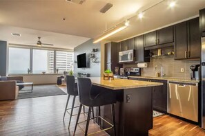 Frigorifero, microonde, forno, pentole/stoviglie/utensili