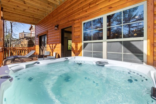 NEW CABIN, LUXURIOUS & COZY: HEATED POOL, HOT TUB, THEATER ROOM, FIRE PIT & MORE