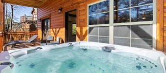 NEW CABIN, LUXURIOUS & COZY: HEATED POOL, HOT TUB, THEATER ROOM, FIRE PIT & MORE