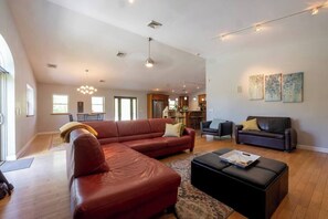 TV, peis, bøker og kontorer