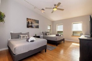 2 Schlafzimmer, Schreibtisch, Bügeleisen/Bügelbrett, Reisekinderbett