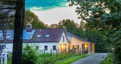 Stylish Farm Stay • Swimmable Pond • Pet Friendly