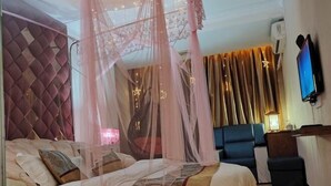 A hotel room with a bed, a sofa, a TV, and a desk. - Jiahua Business Hotel (Guangzhou North Railway Station Huacheng Road Subway Station) (Guangzhou)