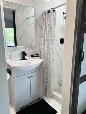 Douche, séchoir à cheveux, serviettes fournies, savon