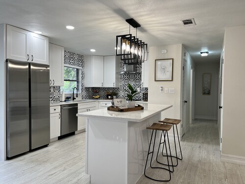 Peaceful 3bd-2bath lakefront home 2 mi from Universal Studios