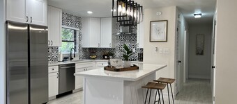 Peaceful 3bd-2bath lakefront home 2 mi from Universal Studios