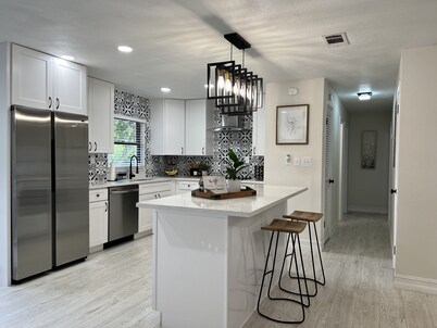 Peaceful 3bd-2bath lakefront home 2 mi from Universal Studios