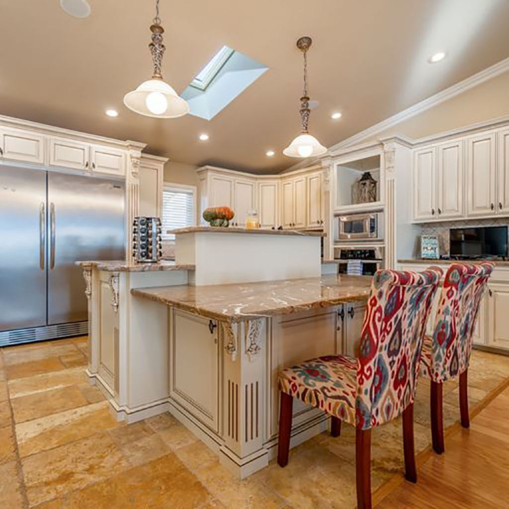 Views!! Luxury Condo w/Gourmet Kitchen, Breathtaking Views