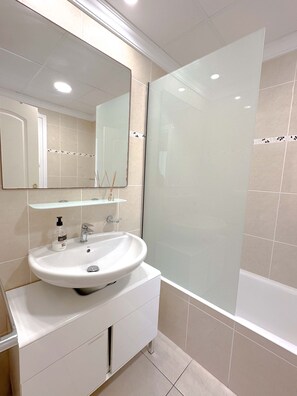 Badewanne, Haartrockner, Handtücher