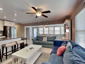 コンドミニアム ベッド (複数台) バルコニー (A - No Pets Allowed) | リビング エリア | 40 インチの薄型テレビ (デジタル放送視聴可)、テレビ