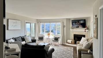 Smart TV, chimenea, libros y estéreo