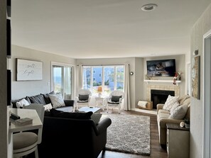 TV connectée, cheminée, livres, chaîne hi-fi