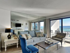 Appartamento, letti multipli, balcone, vista oceano (#505 - No Pets Allowed) | Area soggiorno | TV a schermo piatto 40 pollici con canali digitali, TV