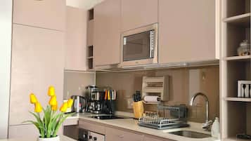 Réfrigérateur, micro-ondes, four, plaque de cuisson