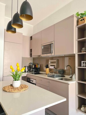 Réfrigérateur, micro-ondes, four, plaque de cuisson