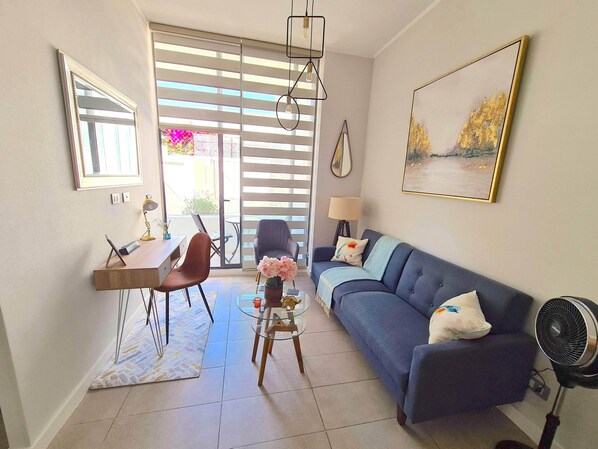 Smart TV, books, stereo