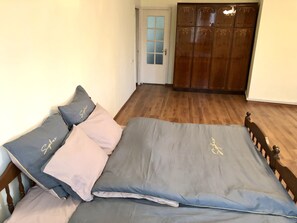 2 室のベッドルーム、デスク、アイロン / アイロン台、WiFi (無料)