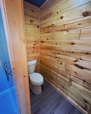 Een douche, een haardroger, handdoeken