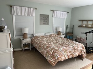 4 bedrooms, iron/ironing board, WiFi, bed sheets