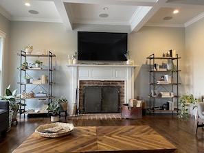 Smart-TV, Kamin, Tischtennisplatte, Bücher