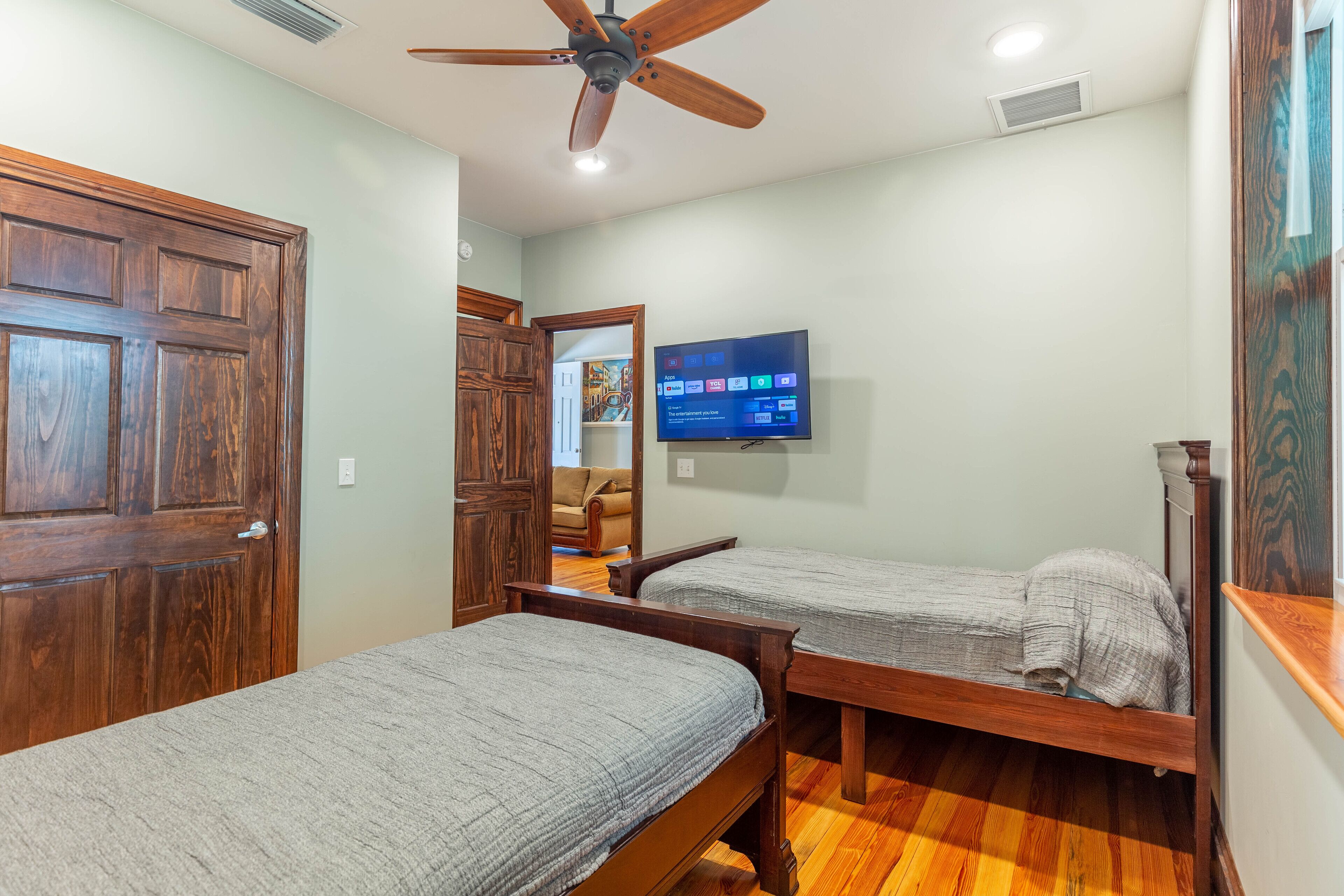 3 bedrooms, iron/ironing board, WiFi, bed sheets