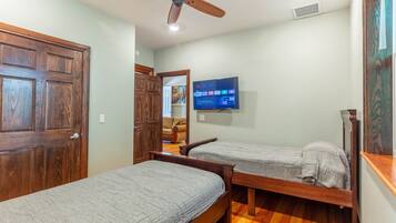 3 bedrooms, iron/ironing board, WiFi, bed sheets