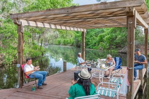 Outdoor dining - Beautiful House, On the River, Kayaks, Large Dock (Weirsdale)