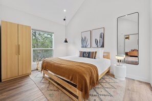 28 bedrooms, desk, travel cot, free WiFi