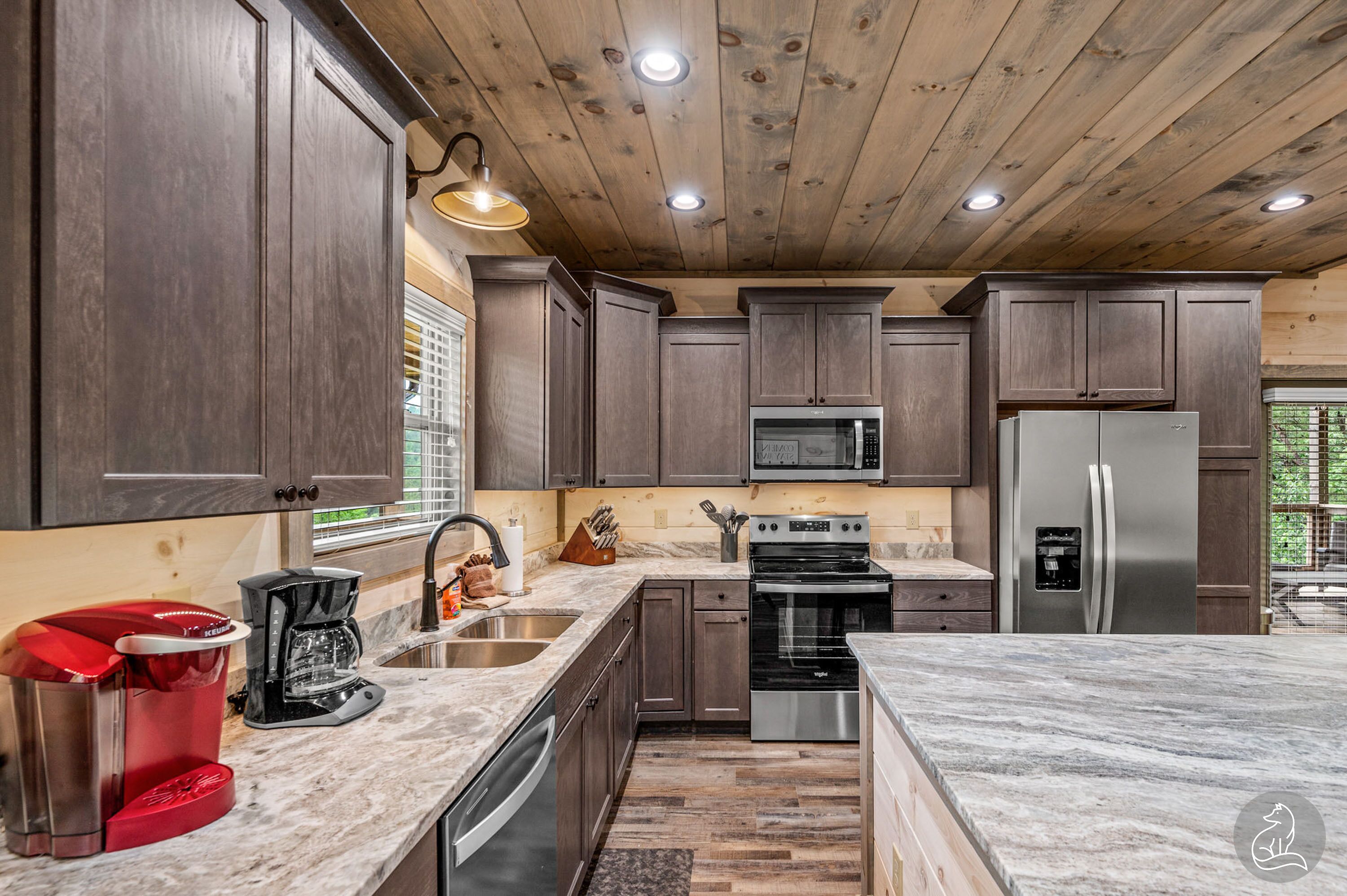 Kylskåp, mikrovågsugn, ugn och spishäll